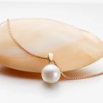 accessoire mode pendentif perle blanche