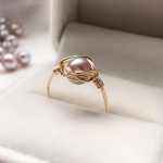 bague délicate or et perle de culture