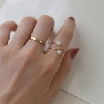 bague élégante or avec perle blanche