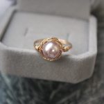 bague élégante en or avec perle