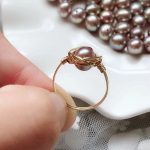 bague or moderne et perle de culture