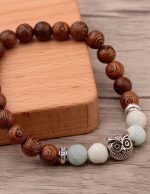 bijou en bois avec motif de chouette