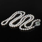 bijou en perles blanches