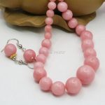 collier à perles roses