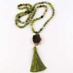 collier bohème avec pierres naturelles et pendentif