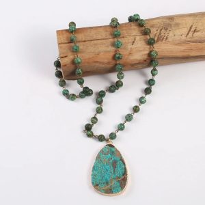 collier de style ethnique en turquoise avec pendentif