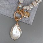 collier élégant en perles Keshi inspiré du baroque