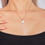 collier élégant perles plates