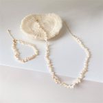 collier en perles irrégulières