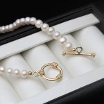 collier en perles nacrées