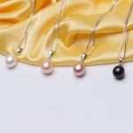 collier et boucles d'oreilles en perles