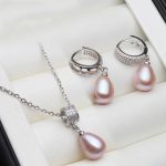 collier et boucles d'oreilles en perles