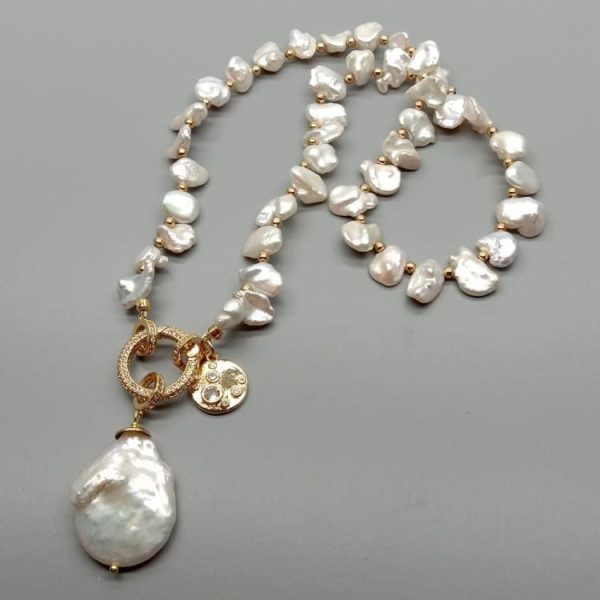 collier inspiration baroque en perles Keshi