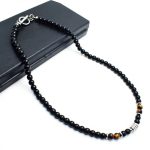 collier ras de cou perles noires