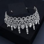 diadème en argent orné de pierres